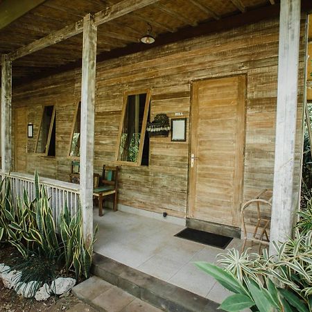 Acala Hostel & Reef Bar Toyapakeh Ngoại thất bức ảnh
