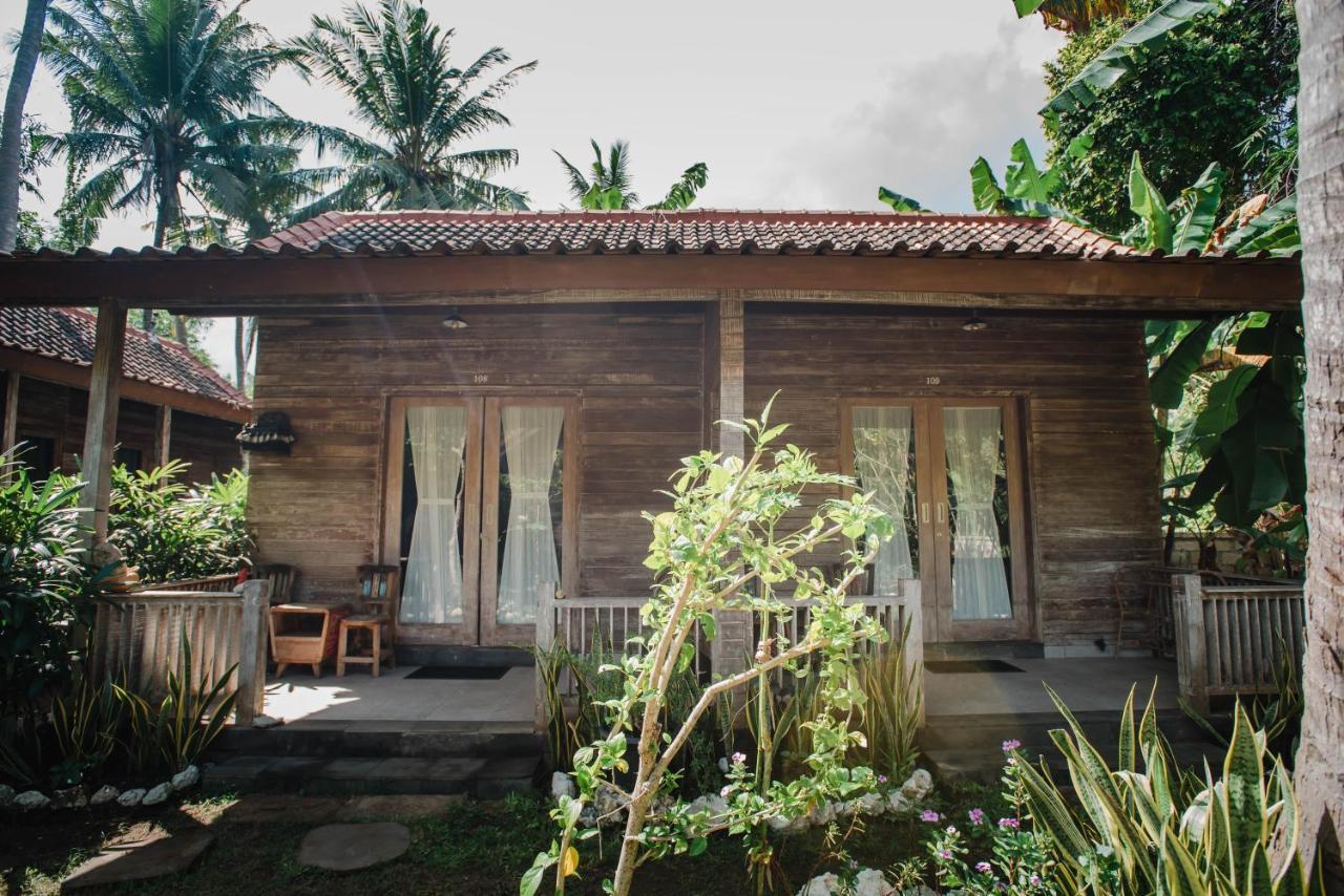 Acala Hostel & Reef Bar Toyapakeh Ngoại thất bức ảnh