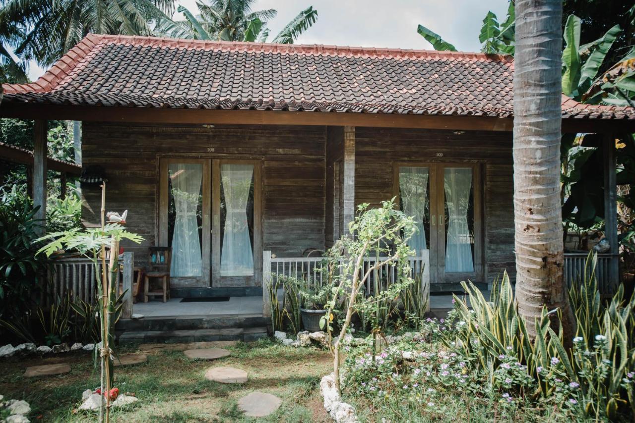 Acala Hostel & Reef Bar Toyapakeh Ngoại thất bức ảnh