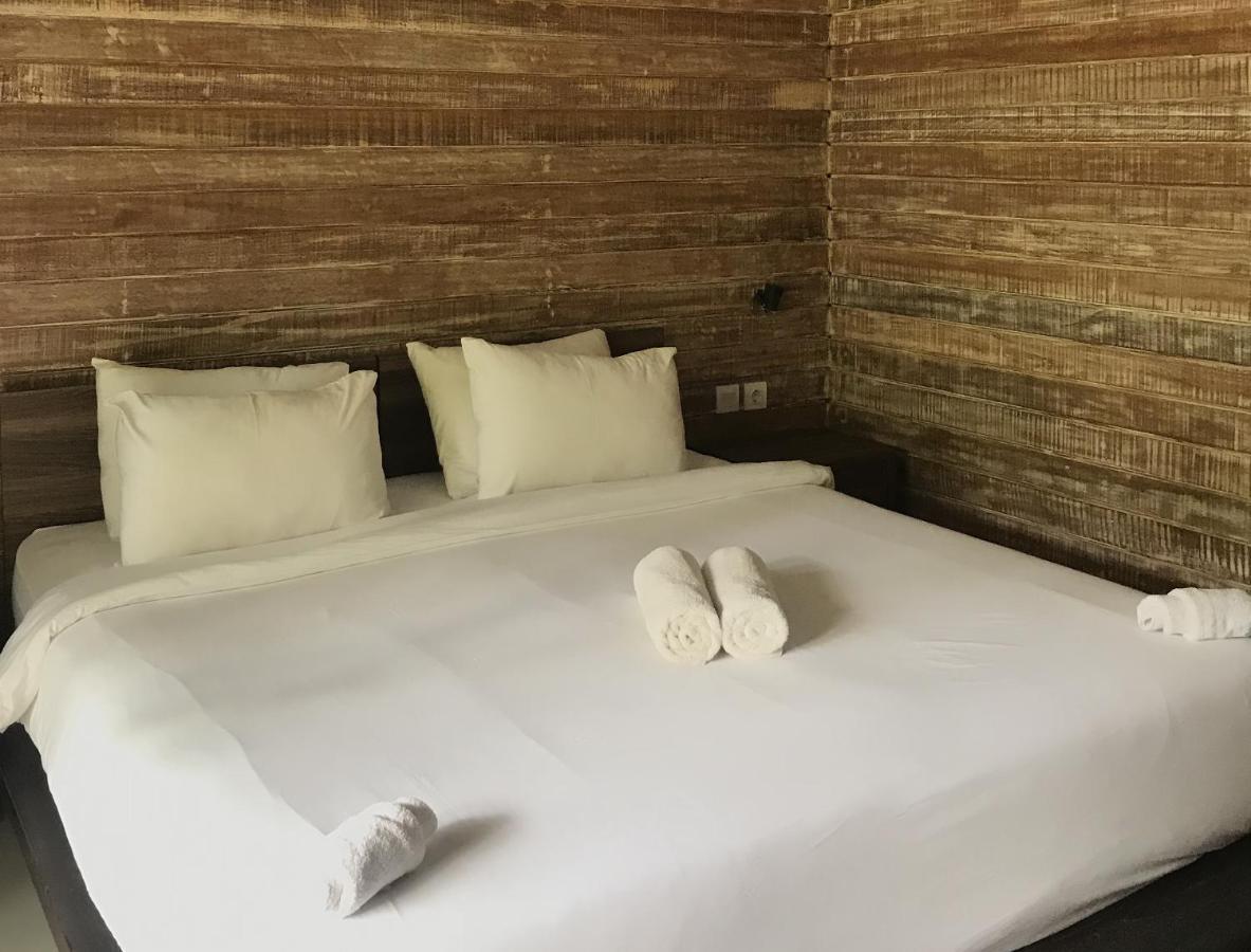 Acala Hostel & Reef Bar Toyapakeh Ngoại thất bức ảnh